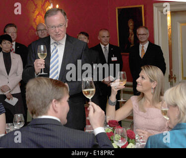 Münster, Deutschland. 26. Mai 2014. Königin Maxima der Netherlands (R) hört die Tischrede des niedersächsischen Premier Stephan Weil (SPD, L) während einer Dinner-Event im Schloss Wilkinghege in Münster, Deutschland 26. Mai 2014. Das niederländische Königspaar ist bei einem zweitägigen Besuch in Deutschland. Foto: Caroline Seidel/Dpa/Alamy Live News Stockfoto