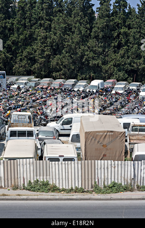 Unversichert, gestohlene Autos und Motorräder in einem türkischen Auto Pfund Stockfoto