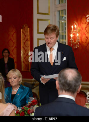 Münster, Deutschland. 26. Mai 2014. König Willem-Alexander der Niederlande (R, hinten, stehend) liefert eine Tischrede als North Rhine-Westphalia Premier Hannelore Kraft (SPD, L) Plays während einer Dinner-Event im Schloss Wilkinghege in Münster, Deutschland 26. Mai 2014. Das niederländische Königspaar ist bei einem zweitägigen Besuch in Deutschland. Foto: Caroline Seidel/Dpa/Alamy Live News Stockfoto