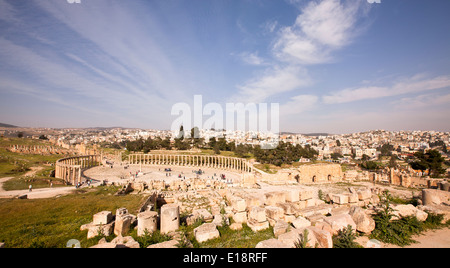 Ovale Forum und Cardo Maximus im römischen Stadt Gerasa in der Nähe von Jerash, Jordanien Stockfoto