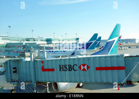 Flugzeuge auf Asphalt am Pearson Flughafen in Toronto, Kanada Stockfoto