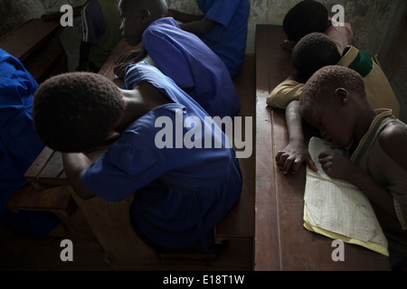 Grundschüler lernen in Opolin Dorf, Amuria District, Uganda, Ostafrika. Stockfoto