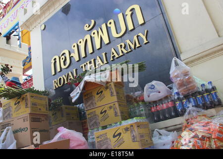 Bangkok, Thailand. 27. Mai 2014. Essen und Flaschen Wasser verpackt vor dem Sitz der Royal Thai Army in Bangkok, Thailand, 27. Mai 2014 gelten. Die thailändische Armee übernahmen die Kontrolle über die Regierung in einem Staatsstreich am vergangenen Donnerstag Absetzung von einer gewählten Übergangsregierung. Bildnachweis: Li Yinze/Xinhua/Alamy Live-Nachrichten Stockfoto