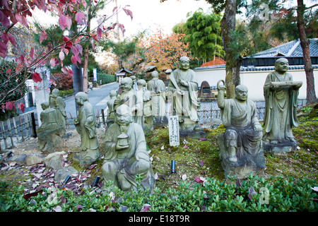 Eine Menge von Statuen Stein Mönch in einem Tempel, Kyoto, Japan Stockfoto