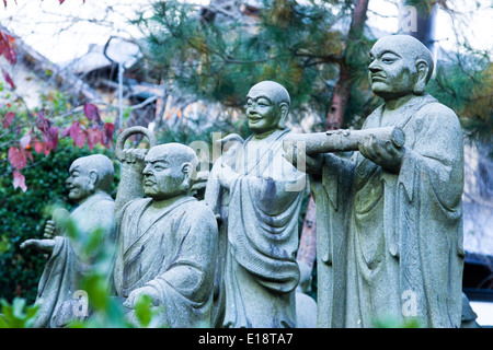 Eine Menge von Statuen Stein Mönch in einem Tempel, Kyoto, Japan Stockfoto