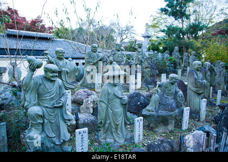 Eine Menge von Statuen Stein Mönch in einem Tempel, Kyoto, Japan Stockfoto