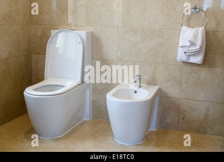 WC und Bidet in einem Marmor geflieste Badezimmer Stockfoto