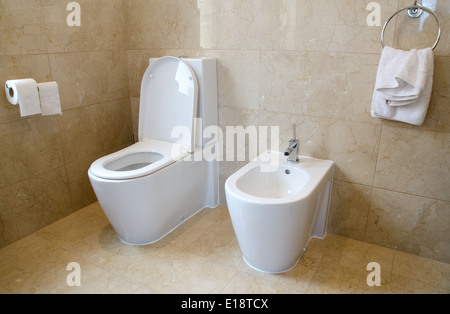 Ecke des modernen Beige-weiß gefliestes Badezimmer Stockfoto, Bild