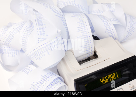 Tischrechner Mit Rechenstreifen. Symbol Für Kosten, Nutzungsmöglichkeiten, Umsatz Und Gewinn. Stockfoto