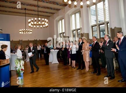 Münster, Deutschland. 27. Mai 2014. König Willem-Alexander und Maxima der Königin der Niederlande zu besuchen das Zentrum für niederländische Philologie in Münster, Deutschland, 27. Mai 2014. Der König und die Königin Fuß vom Zentrum von Münster über die Prinzipalmarket. Foto: Patrick van Katwijk - /dpa - kein Draht-SERVICE - Frankreich und Niederlande OUT/Dpa/Alamy Live News Stockfoto