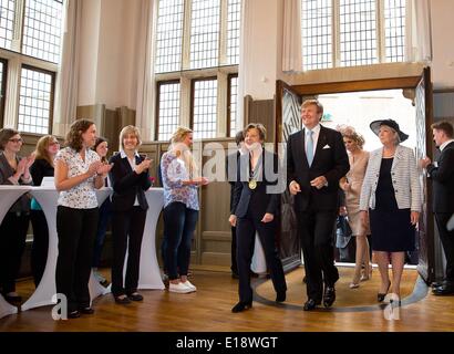 Münster, Deutschland. 27. Mai 2014. König Willem-Alexander und Maxima der Königin der Niederlande, Ursula Nelles, Leiter der Westfälischen Wilhelms-Universität Münster (L) besuchen das Zentrum für niederländische Philologie in Münster, Deutschland, 27. Mai 2014. Foto: Patrick van Katwijk - /dpa - kein Draht-SERVICE - Frankreich und Niederlande OUT/Dpa/Alamy Live News Stockfoto