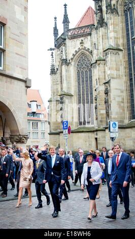 Münster, Deutschland. 27. Mai 2014. Ein Fotograf macht ein Bild als König Willem-Alexander und Maxima der Königin der Niederlande zu Fuß zum Zentrum für niederländische Philologie in Münster, Deutschland, 27. Mai 2014. Der König und die Königin Fuß vom Zentrum von Münster über die Prinzipalmarket. Foto: Patrick van Katwijk - /dpa - kein Draht-SERVICE - Frankreich und Niederlande OUT/Dpa/Alamy Live News Stockfoto