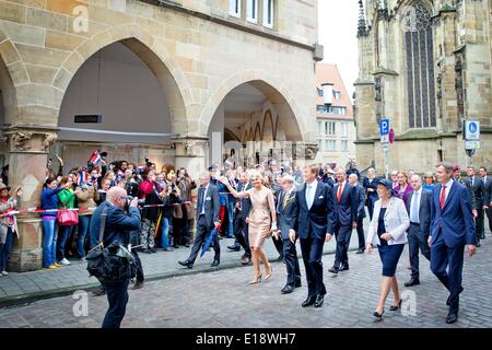 Münster, Deutschland. 27. Mai 2014. Ein Fotograf macht ein Bild als König Willem-Alexander und Maxima der Königin der Niederlande zu Fuß zum Zentrum für niederländische Philologie in Münster, Deutschland, 27. Mai 2014. Der König und die Königin Fuß vom Zentrum von Münster über die Prinzipalmarket. Foto: Patrick van Katwijk - /dpa - kein Draht-SERVICE - Frankreich und Niederlande OUT/Dpa/Alamy Live News Stockfoto