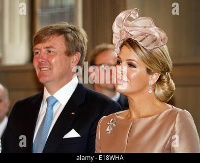Münster, Deutschland. 27. Mai 2014. Ein Fotograf macht ein Bild als König Willem-Alexander und Maxima der Königin der Niederlande besuchen das Zentrum für niederländische Philologie in Münster, Deutschland, 27. Mai 2014. Der König und die Königin Fuß vom Zentrum von Münster über die Prinzipalmarket. Foto: Patrick van Katwijk - /dpa - kein Draht-SERVICE - Frankreich und Niederlande OUT/Dpa/Alamy Live News Stockfoto