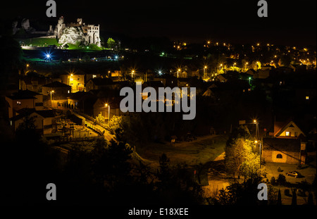 Ogrodzieniec Schloss und Stadt bei Nacht. Stockfoto