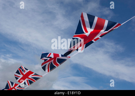 Union Jack Bunting fliegen an einem windigen Frühlingstag Stockfoto