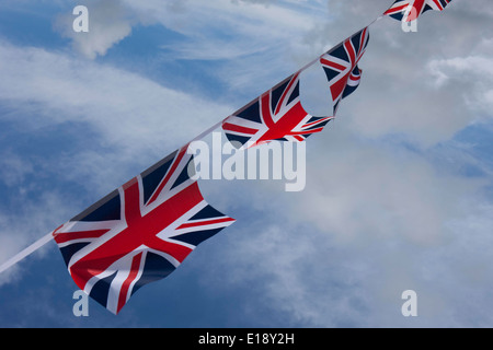 Union Jack Bunting fliegen an einem windigen Frühlingstag Stockfoto