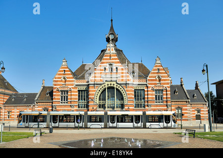 Eine Straßenbahn vorbei vor dem Eingang des Bahnhofs Schaerbeek, Carrefour de l ' Europe Stockfoto