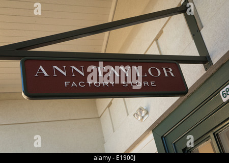 Ann Taylor Shop ist in Tanger Outlets in Sevierville, Tennessee abgebildet. Stockfoto