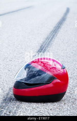 Ein einkauft Mit Motorrad. Verkehrsunfall Mit Bremsspur Auf Straße. Symbolfoto. Stockfoto