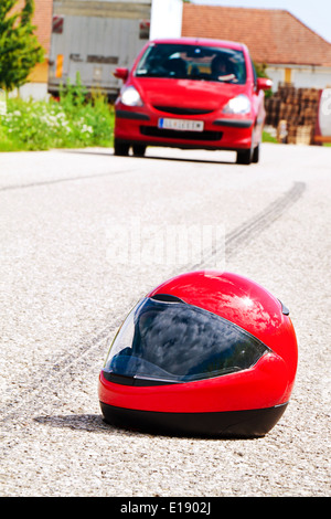 Ein einkauft Mit Motorrad. Verkehrsunfall Mit Bremsspur Auf Straße. Symbolfoto. Stockfoto