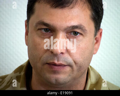 Luhansk, Ukraine. 27. Mai 2014. Die selbsternannten Gouverneur von der Volksrepublik Republik von Lugansk Valery Bolotov während einer Pressekonferenz widerlegt Presse berichtet, dass er die Führung der Volksrepublik Donezk für schlechte Organisation der Verteidigung der Stadt Credit kritisiert: Igor Golovnov/Alamy Live News Stockfoto