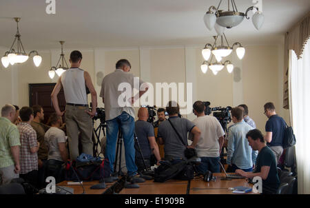 Luhansk, Ukraine. 27. Mai 2014. Der selbsternannte Premierminister der Volksrepublik Republik von Luhansk Wassilij Nikitin während einer Pressekonferenz bestätigt, dass Journalisten Spilno.tv Maxim Osovsky und Herausgeber des Obzor.lg.ua Vyacheslav Bondarenko in den Gefangenen lebendig durch Terroristen Aufbau ukrainische Geheimdienst. Er beschuldigte sie bei der Durchführung von nachrichtendienstlichen Tätigkeiten und berichtete über einen möglichen Austausch für aufgenommene Kämpfer Armee Südost. Bildnachweis: Igor Golovnov/Alamy Live-Nachrichten Stockfoto