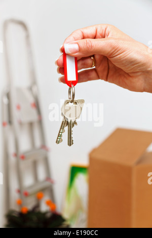 Der Schl¸ssel Einer Wohnung Beim Umzug. Neuer Mieter Zieht Ein. Stockfoto