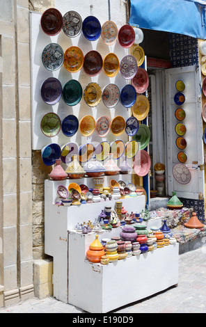 Marokko Ladenfront in Marrakesch bunte Tajin und Schalen zu verkaufen Stockfoto