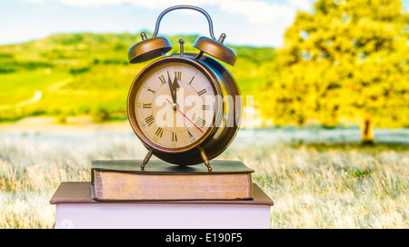 Uhr auf Bibel vor monitor Stockfoto