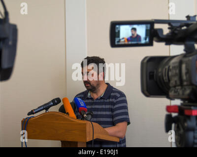 Luhansk, Ukraine. 27. Mai 2014. Der selbsternannte Premierminister der Volksrepublik Republik von Luhansk Wassilij Nikitin während einer Pressekonferenz bestätigt, dass Journalisten Spilno.tv Maxim Osovsky und Herausgeber des Obzor.lg.ua Vyacheslav Bondarenko in den Gefangenen lebendig durch Terroristen Aufbau ukrainische Geheimdienst. Er beschuldigte sie bei der Durchführung von nachrichtendienstlichen Tätigkeiten und berichtete über einen möglichen Austausch für aufgenommene Kämpfer Armee Südost. Bildnachweis: Igor Golovnov/Alamy Live-Nachrichten Stockfoto