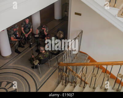 Luhansk, Ukraine. 27. Mai 2014. bewaffnete Militians im Gebäude der Luhansk Regionalverwaltung von Separatisten Kredit erfasst: Igor Golovnov/Alamy Live News Stockfoto