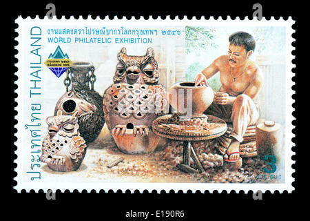 Thailand - Circa 2003: Eine Thai Briefmarke gedruckt in Thailand mit traditionellen thailändischen Kunsthandwerk Stockfoto