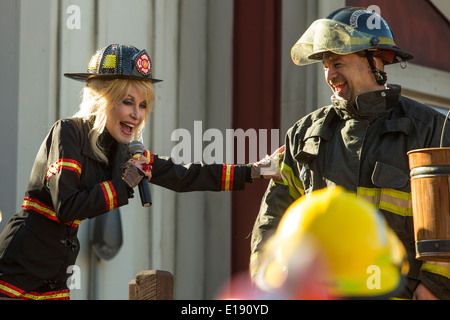 Dolly Parton weiht neue FireChaser Express-Achterbahn, gekleidet wie ein Feuerwehrmann im Themenpark Dollywood in Pigeon Forge Stockfoto