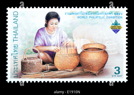 Thailand - Circa 2003: Eine Thai Briefmarke gedruckt in Thailand mit traditionellen thailändischen Kunsthandwerk Stockfoto