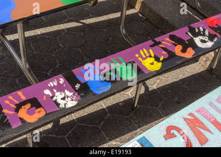 Tischen der Kantine mit Kunstwerken aus verschiedenen sozialen Themen dekoriert sind im Union Square Park in New York gesehen. Stockfoto