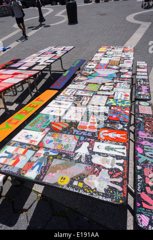 Tischen der Kantine mit Kunstwerken aus verschiedenen sozialen Themen dekoriert sind im Union Square Park in New York gesehen. Stockfoto