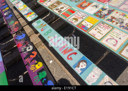 Tischen der Kantine mit Kunstwerken aus verschiedenen sozialen Themen dekoriert sind im Union Square Park in New York gesehen. Stockfoto