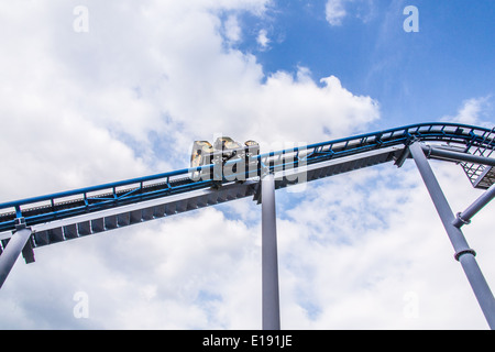 Cobra Achterbahnfahrt an Paultons Park, Southampton, England, Vereinigtes Königreich. Stockfoto