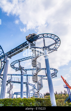 Cobra Achterbahnfahrt an Paultons Park, Southampton, England, Vereinigtes Königreich. Stockfoto