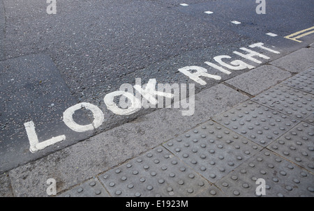 Schauen Sie rechts - Anweisung auf der Straße an einem Fußgängerüberweg gemalt Stockfoto