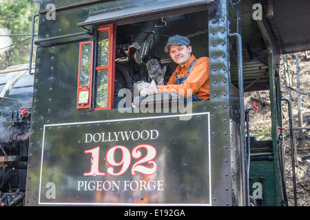 Ein Zugführer "Wellenlinien" an Bord der Schmalspurbahn Dollywood Express Dampflok im Themenpark Dollywood in Pigeon Forge, Tennessee Stockfoto