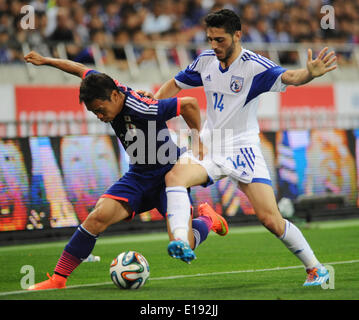 Tokio, Japan. 27. Mai 2014. Yuto Nagatomo (L) von Japan wetteifert um den Ball während Kirin Challenge Cup 2014 gegen Zypern in Saitama, Japan, 27. Mai 2014. Japan gewann 1: 0. © Stringer/Xinhua/Alamy Live-Nachrichten Stockfoto