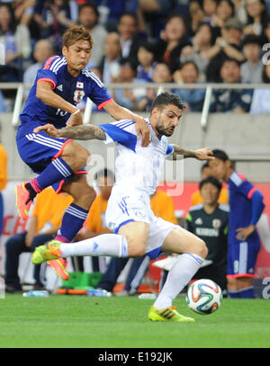 Tokio, Japan. 27. Mai 2014. Yoshito Okubo (L) von Japan wetteifert um den Ball während Kirin Challenge Cup 2014 gegen Zypern in Saitama, Japan, 27. Mai 2014. Japan gewann 1: 0. © Stringer/Xinhua/Alamy Live-Nachrichten Stockfoto