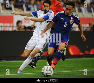 Tokio, Japan. 27. Mai 2014. Yuto Nagatomo (R) von Japan wetteifert um den Ball während Kirin Challenge Cup 2014 gegen Zypern in Saitama, Japan, 27. Mai 2014. Japan gewann 1: 0. © Stringer/Xinhua/Alamy Live-Nachrichten Stockfoto