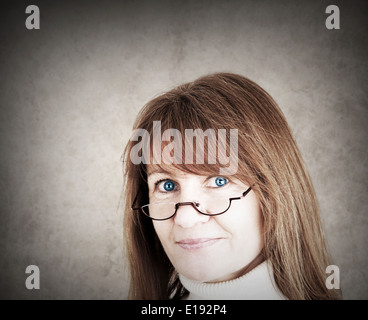 Porträt einer schönen blauäugige Frau mit Lesebrille Stockfoto