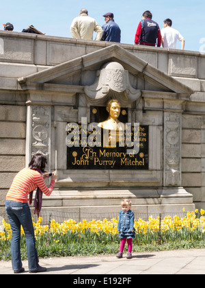 Mutter, Aufnahme von kleinen Mädchen, John Purroy Mitchell Denkmal, Central Park, New York Stockfoto