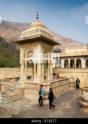 Indien, Rajasthan, Jaipur, Gaitore Ki Chhatriyan, königliche Familie Feuerbestattung Boden Besucher betrachten Gedenkstätten Stockfoto