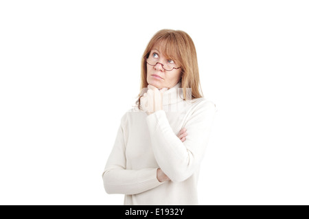 Lässige weiblich mit Lesebrille wegschauen mit einem Gedanken - weißer Hintergrund Stockfoto
