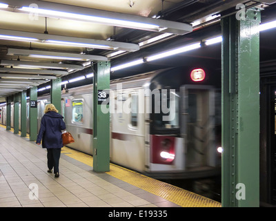 33rd Street U-Bahn-Bahnsteig und Zug, NYC, USA Stockfoto